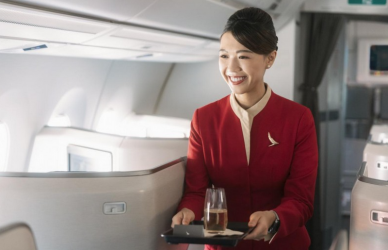 国泰航空空姐惊艳80周年！复古制服风潮刷屏，全球最佳乘务员实至名归